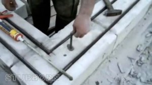 Кладка первого ряда газобетонных блоков. Клей не применяем.