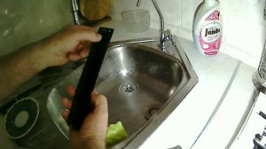 Стираем памперс принтера, очищаем от чернил и грязи посадочные места.