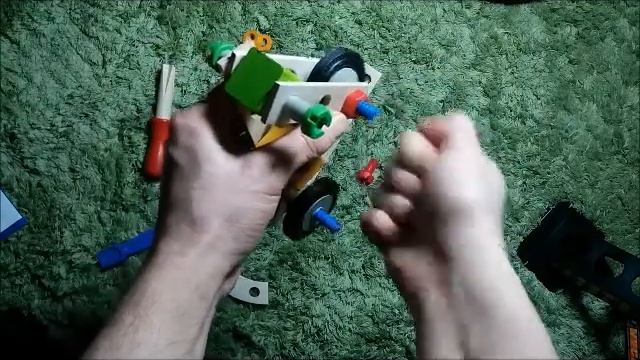 Собираем игрушечный мотоцикл Spielzeug Motorrad zusammenbauen смотреть онлайн