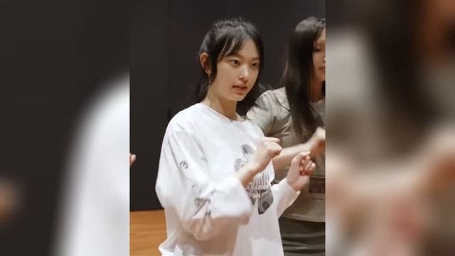 Netizens React To NewJeans Haerin Without Her "Signature Circle Lenses" - Kpop Scandal смотреть онлайн