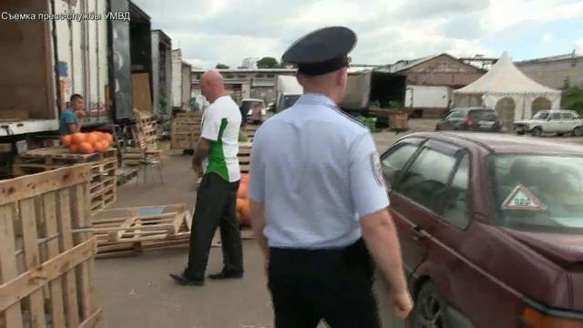 Полицейские ищут нелегалов на базе. Киров смотреть онлайн