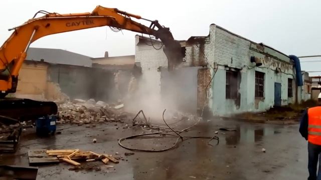 Демонтаж завода светотехники экскаватором с гидроножницами! смотреть онлайн