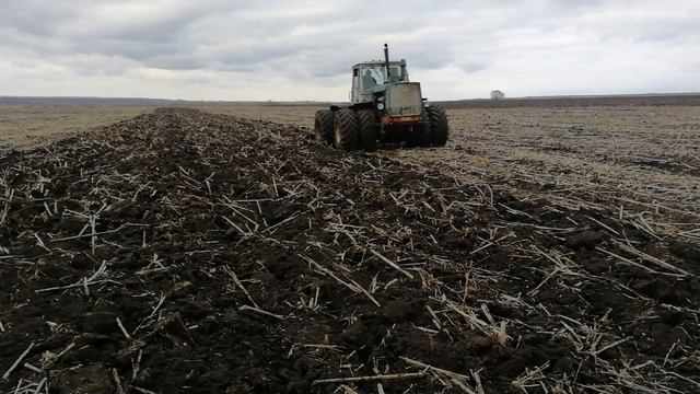 Трактор Т 150 и плуг ПС с чилельными стойкими. смотреть онлайн