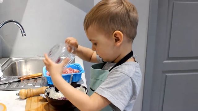 Маленький шеф запекает индейку. Готовим с детьми.