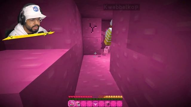 We Found A GIRLS ONLY WORLD In Minecraft! смотреть онлайн