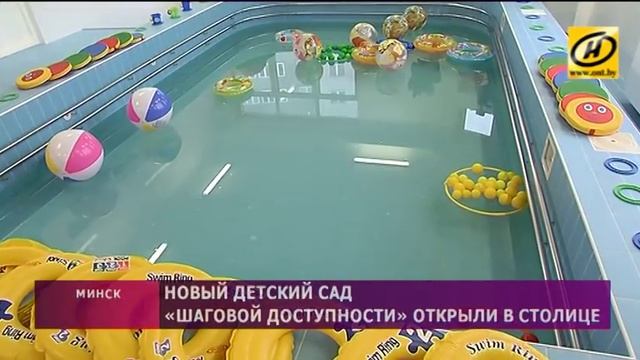 Дед Мороз и Снегурочка дарили подарки молодым мамам в Витебском областном роддоме смотреть онлайн