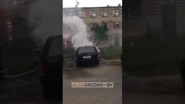 В Гродно сгорел Nissan. Дети сказали, что кто-то кинул под него петарду смотреть онлайн