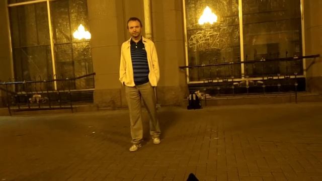16.08.17 3.30 ночи. Старый Арбат. Чувак читает стихи. Аскает. смотреть онлайн