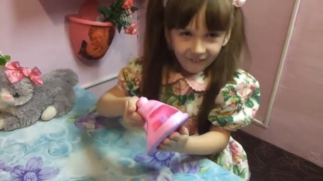 открываем новую игрушку. розовый утюг. смотреть онлайн