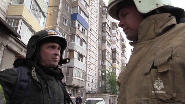 Пожарные ликвидировали возгорание в многоэтажном доме в Хабаровске на переулке Отрадном смотреть онлайн