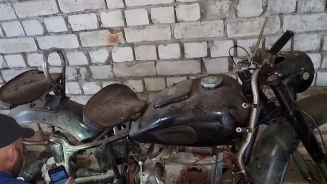 Едем за запчастями. Купили новый мотор с Урала. Смотрим к750, который стоит с 74 года в гараже.