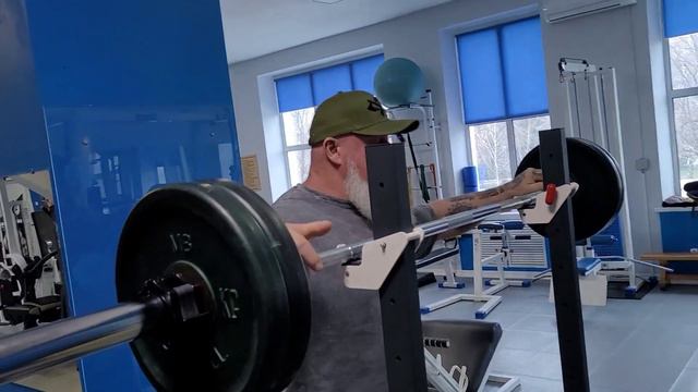 Тренировка на реабилитацию колена, четверть приседы со штангой, с пояснениями. смотреть онлайн