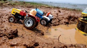 Школьный автобус застрял в луже, минитракторы спасают