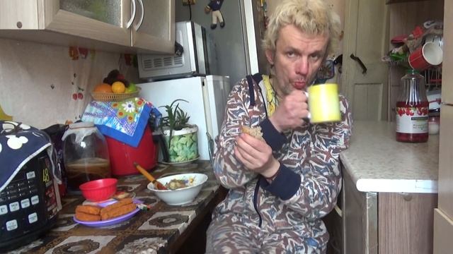 обжор мукбанг суп макароный с куриным окорочком куриные прутики и куриные котлеты куриная ножка и к