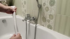 Меняю бордюрную ленту над ванной.Моем,обезображиваем,клеим:)