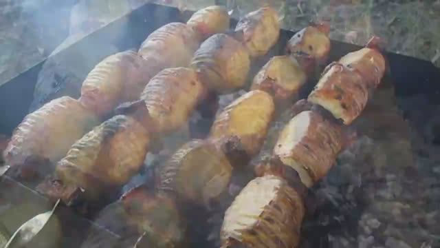 ШАШЛЫК ИЗ КАРТОШКИ С САЛОМ _ РЕЦЕПТ БОМБА _ НА МАНГАЛЕ смотреть онлайн