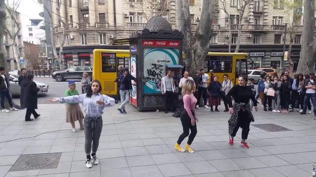 Грузинские танцы - ул.Руставели Тбилиси смотреть онлайн