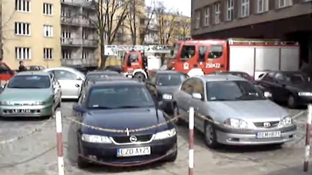 Straż Pożarna: wyjazd średniego, ciężkiego i drabiny przed Szkołę Główną Służby Pożarniczej смотреть онлайн