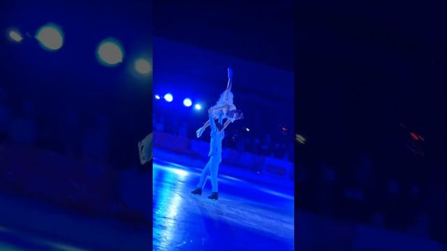 Бесстрашная Алёна Косторная в верхней поддержке с Г.Куница на заснеженном катке.Истра Шоу Плющенко" смотреть онлайн