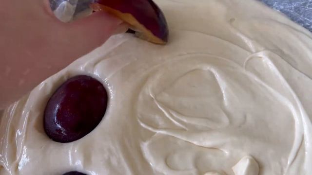 НЕЙМОВІРНО ПРОСТИЙ ПИРІГ ЗІ СЛИВАМИ