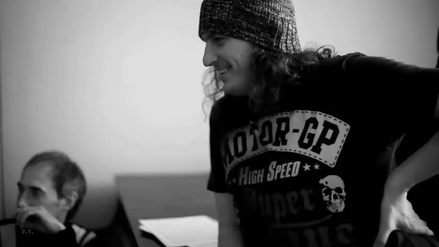 СКРЯБІН (SKRYABIN) - Я тихо-тихо підглядаю...йде дощ...йде сніг (Історії двох) смотреть онлайн