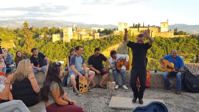 Bailador de flamenco con La Alhambra de fondo - Granada, España смотреть онлайн