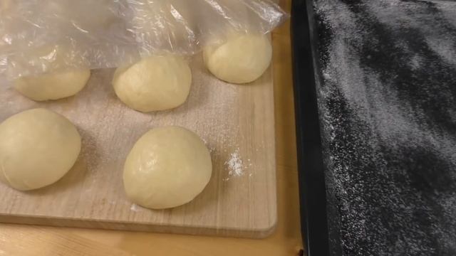 Делаем пять надрезов на тесте чтобы получить вкуснейший чесночный хлеб / Рецепты Другой Кухни смотреть онлайн
