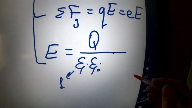 ЕГЭ Электрон влетает в конденсатор Задача Физика в школе 10 11 смотреть онлайн