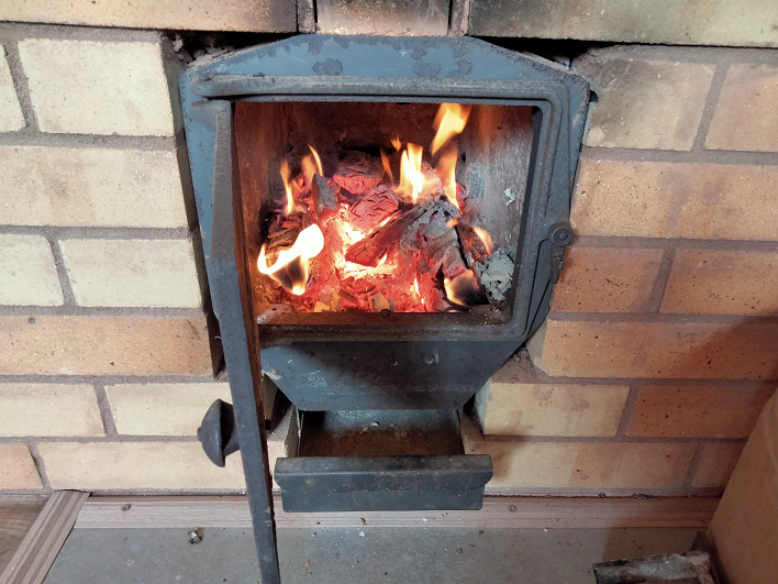 Банная печь «Варвара» с выносной топкой и навесным баком смотреть онлайн