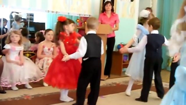 Дети танцуют для мамы смотреть онлайн