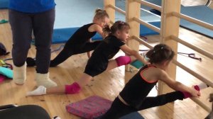 Растяжка бедра, вис в шпагате Художественная гимнастика / Hip Stretch, Twine Rhythmic Gymnastics