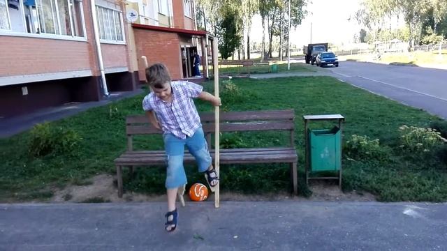 Учимся ходить на самодельных ходулях смотреть онлайн