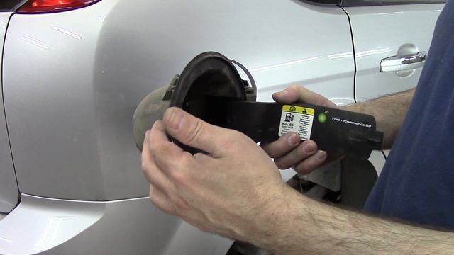 #Как снять кожух заливной горловины бензобака на Ford Focus смотреть онлайн