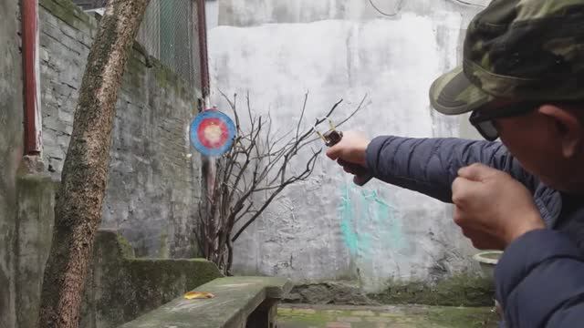 Skilled Craftsman Create Masterpiece - DIY Roller Slingshot(Роликовая рогатка своими руками) смотреть онлайн