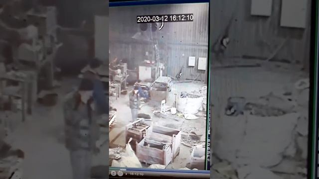 Выброс металла из плавильной печи смотреть онлайн