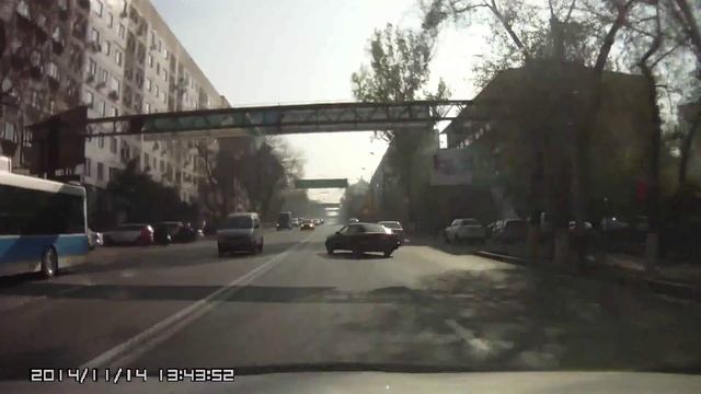 В ноябре в Алматы моют дороги. смотреть онлайн