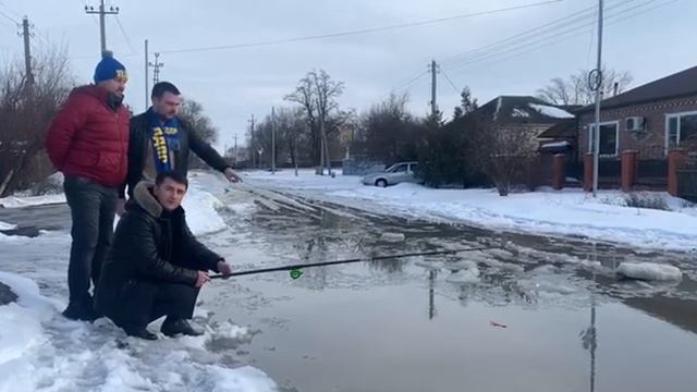 Депутат Федяев ловит рыбу на улице Калинина в Морозовске смотреть онлайн