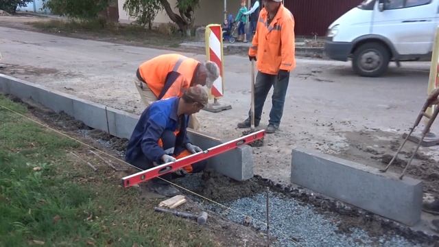 Установка бордюрного камня на перекрёстке дорог К.Маркса - Бирюкова. Гвардейское - Крым смотреть онлайн