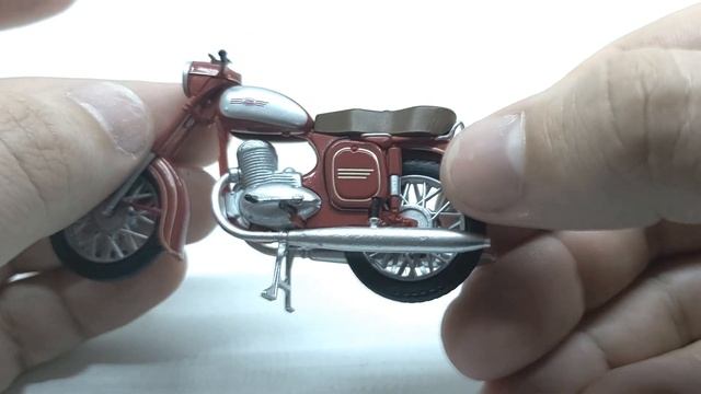 ЯВА-250/353 (Jawa) Масштабная модель 1:24 / НАШИ МОТОЦИКЛЫ / №13 MODIMIO смотреть онлайн
