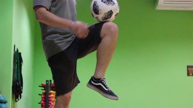 3 ОЧЕНЬ ПРОСТЫХ ТРЮКА С МЯЧОМ // ФУТБОЛЬНЫЙ ФРИСТАЙЛ ОБУЧЕНИЕ смотреть онлайн