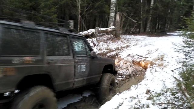 Offroad Volkswagen Touareg, Two Mitsubishi Pajero Sport And Jeep Cherokee XJ