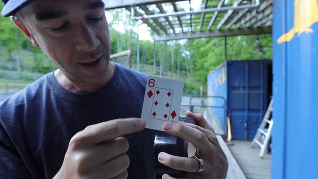 Archery playing card challenge: Close range target practice смотреть онлайн