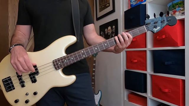 U2 - Zoo Station - Bass Cover смотреть онлайн