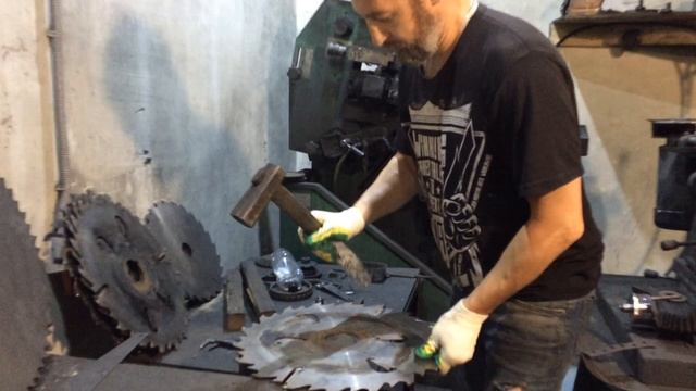 Правка дисковых пил.КАК выправить пильный диск(дисковую пилу) небольшого диаметра. смотреть онлайн