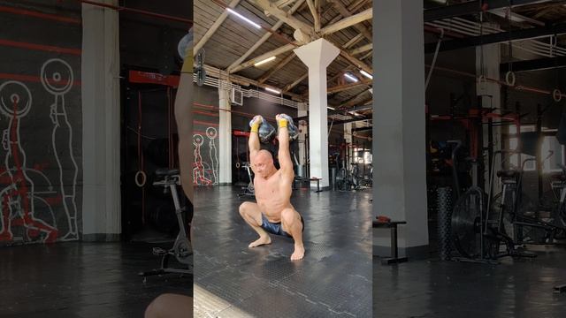 Приседания с 40кг гирями над головой #офп #crossfit #weightlifting смотреть онлайн