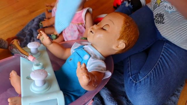 Kids Pretend Play with Baby Dolls feeding and night time routine video смотреть онлайн