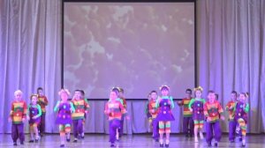 Школа 2,   1 В класс. Танец "Робот Бронислав"