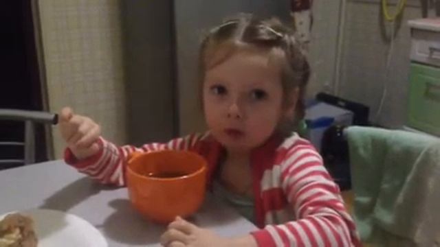Это надо поссмотреть
 Дочь кушает суп