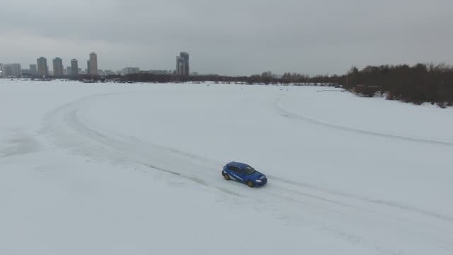 Гоночная зимняя трасса на льду Строгинского затона. Заезд на Субару. Аэросъёмка.mp4