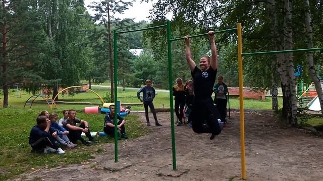 Один из лучших методов воспитания - личный пример! Турник и Елена Сергеевна смотреть онлайн